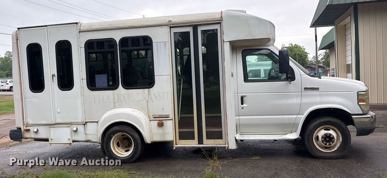 image for item DY0494 2008 Ford E350 shuttle bus