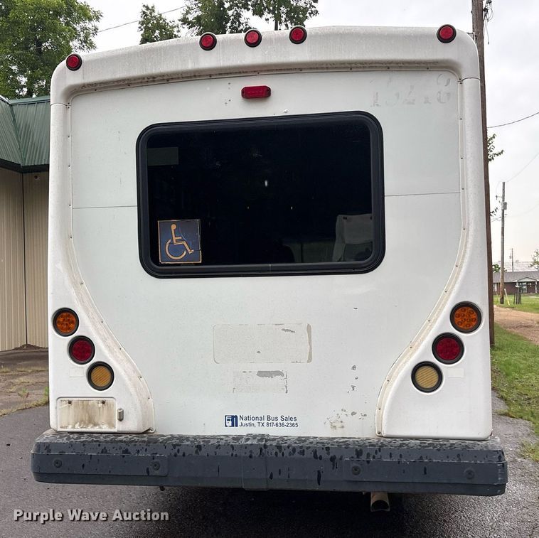 image for item DY0494 2008 Ford E350 shuttle bus