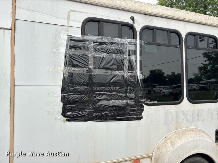 image for item DY0494 2008 Ford E350 shuttle bus