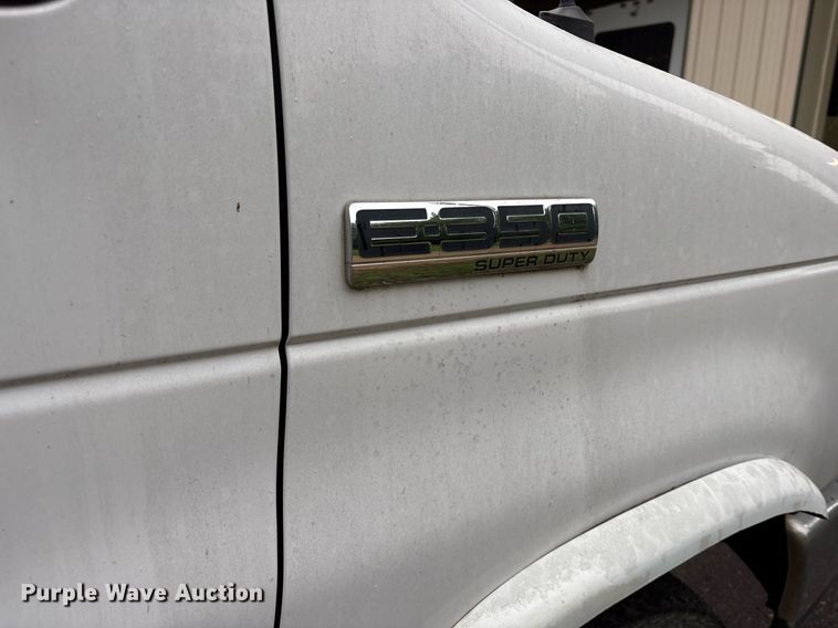 image for item DY0494 2008 Ford E350 shuttle bus