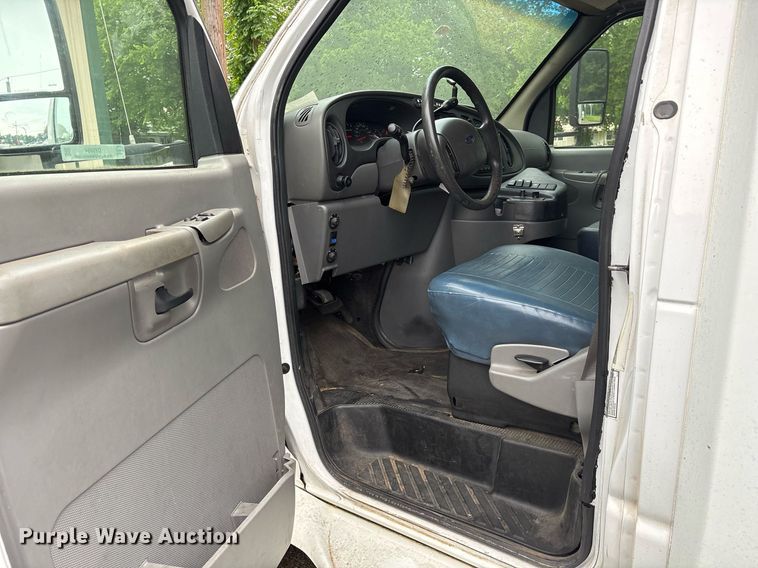 image for item DY0494 2008 Ford E350 shuttle bus