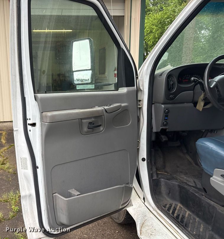 image for item DY0494 2008 Ford E350 shuttle bus