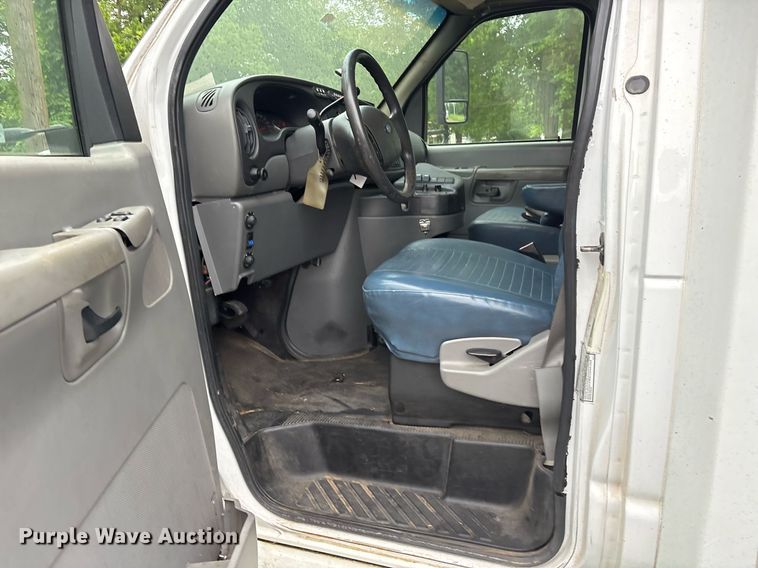 image for item DY0494 2008 Ford E350 shuttle bus