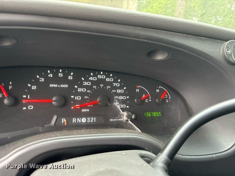 image for item DY0494 2008 Ford E350 shuttle bus