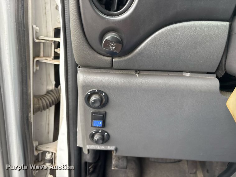 image for item DY0494 2008 Ford E350 shuttle bus