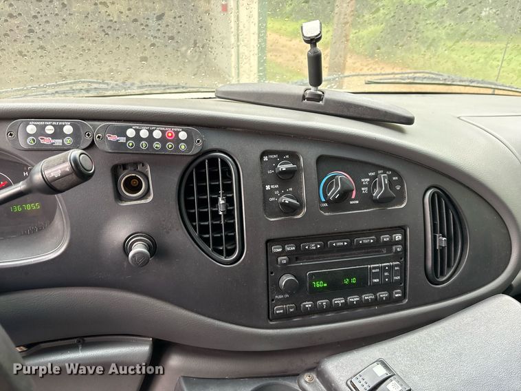 image for item DY0494 2008 Ford E350 shuttle bus