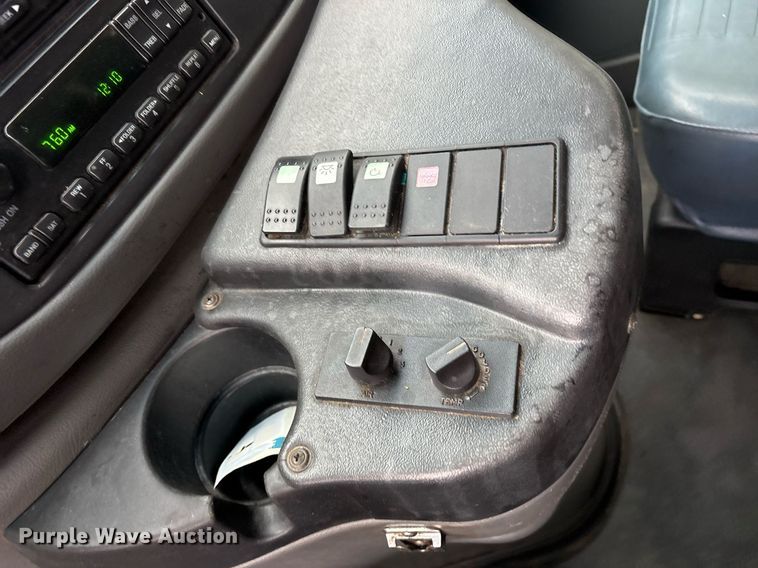 image for item DY0494 2008 Ford E350 shuttle bus