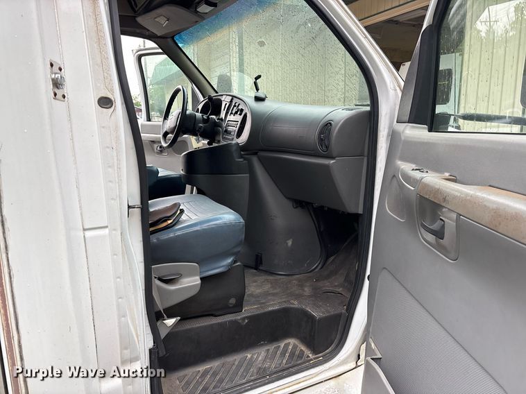 image for item DY0494 2008 Ford E350 shuttle bus