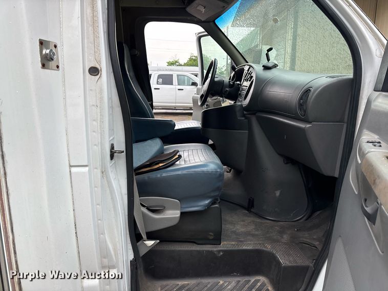 image for item DY0494 2008 Ford E350 shuttle bus