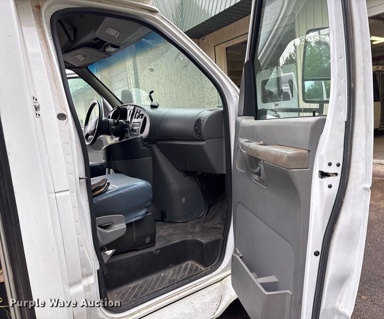 image for item DY0494 2008 Ford E350 shuttle bus