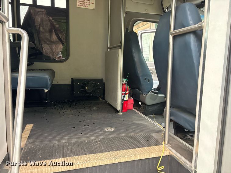 image for item DY0494 2008 Ford E350 shuttle bus