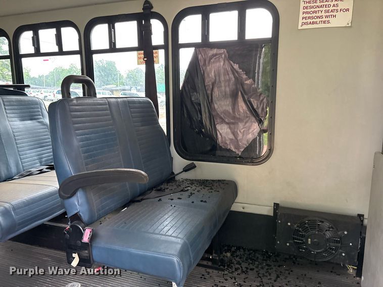 image for item DY0494 2008 Ford E350 shuttle bus