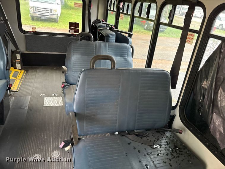 image for item DY0494 2008 Ford E350 shuttle bus