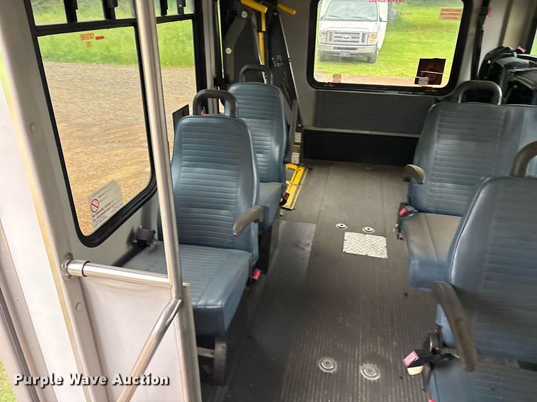 image for item DY0494 2008 Ford E350 shuttle bus