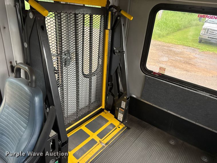 image for item DY0494 2008 Ford E350 shuttle bus