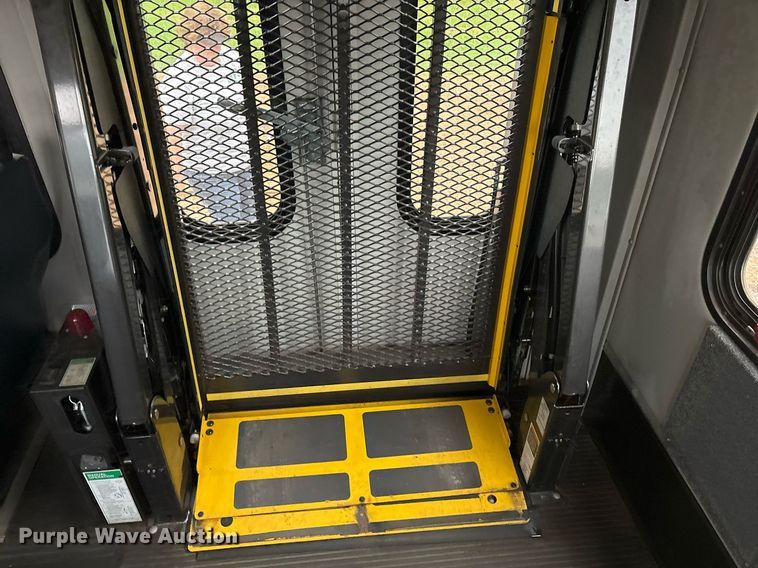 image for item DY0494 2008 Ford E350 shuttle bus