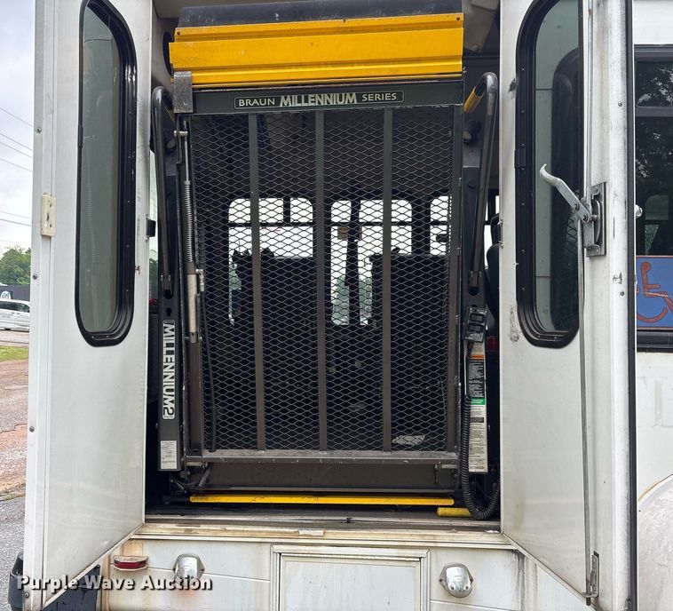 image for item DY0494 2008 Ford E350 shuttle bus