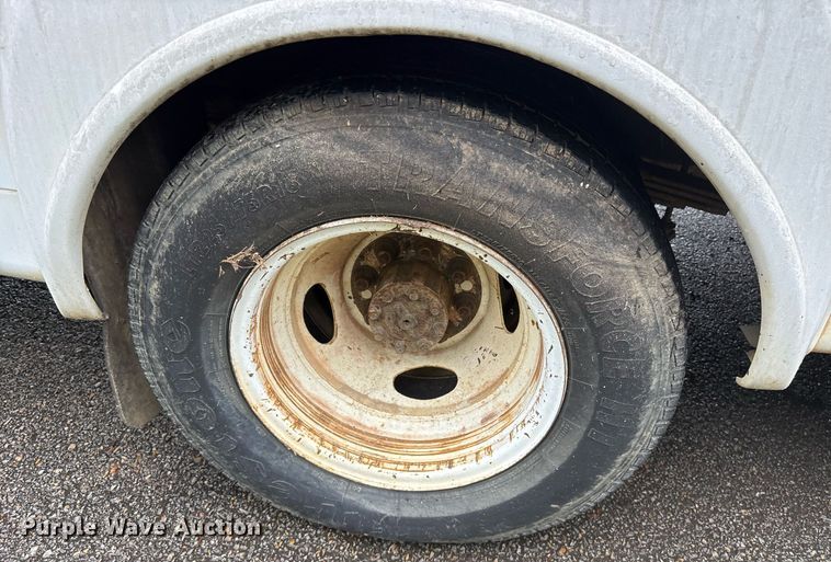 image for item DY0494 2008 Ford E350 shuttle bus