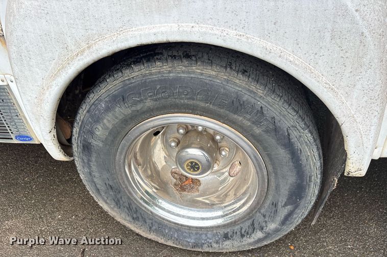 image for item DY0494 2008 Ford E350 shuttle bus