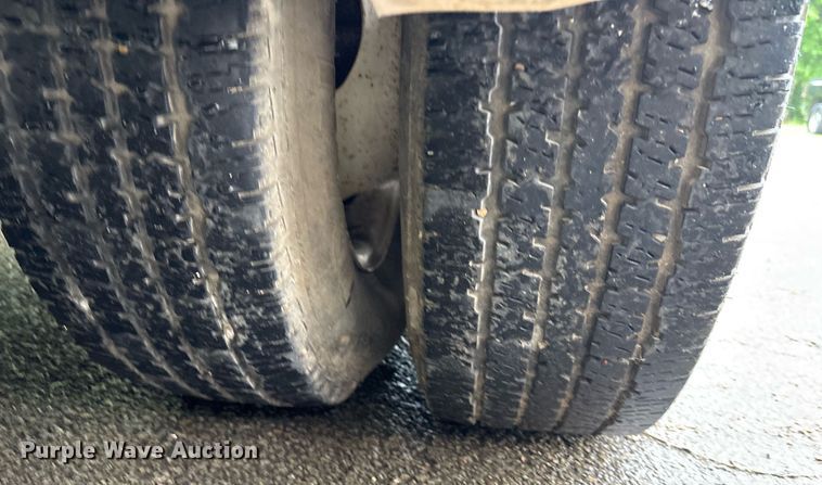 image for item DY0494 2008 Ford E350 shuttle bus