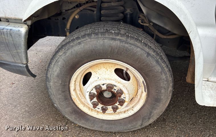 image for item DY0494 2008 Ford E350 shuttle bus