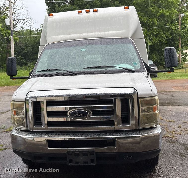 image for item DY0495 2009 Ford E450 shuttle bus