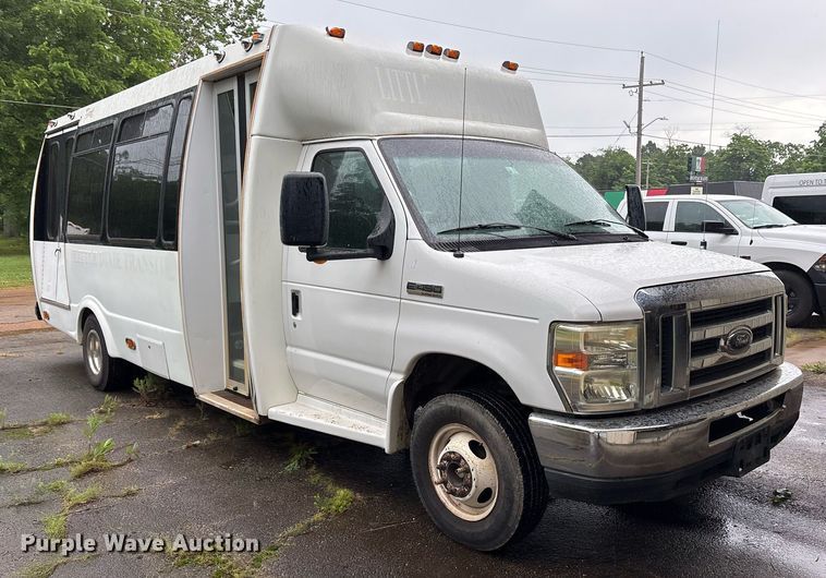 image for item DY0495 2009 Ford E450 shuttle bus