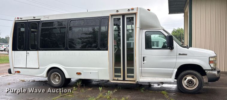 image for item DY0495 2009 Ford E450 shuttle bus