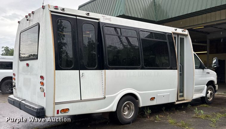image for item DY0495 2009 Ford E450 shuttle bus