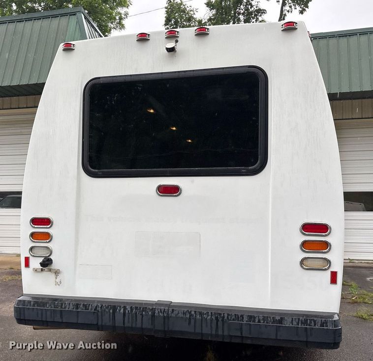 image for item DY0495 2009 Ford E450 shuttle bus