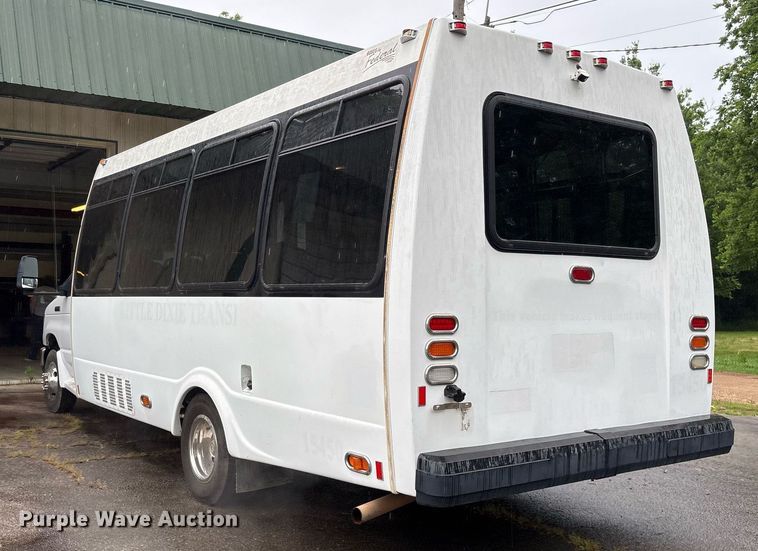image for item DY0495 2009 Ford E450 shuttle bus