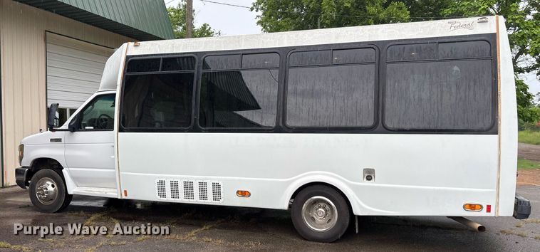 image for item DY0495 2009 Ford E450 shuttle bus