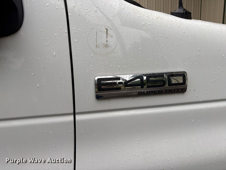 image for item DY0495 2009 Ford E450 shuttle bus