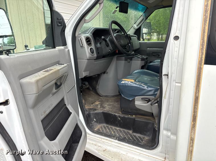 image for item DY0495 2009 Ford E450 shuttle bus