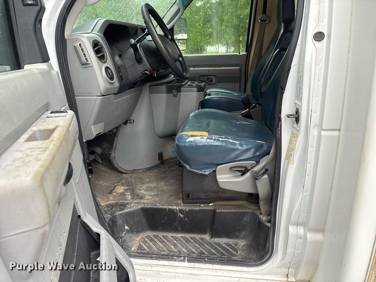 image for item DY0495 2009 Ford E450 shuttle bus