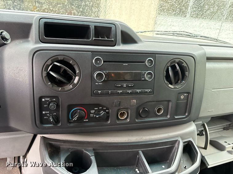 image for item DY0495 2009 Ford E450 shuttle bus