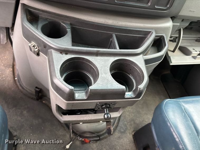 image for item DY0495 2009 Ford E450 shuttle bus