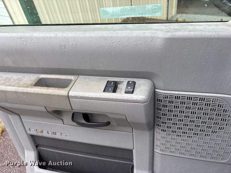 image for item DY0495 2009 Ford E450 shuttle bus