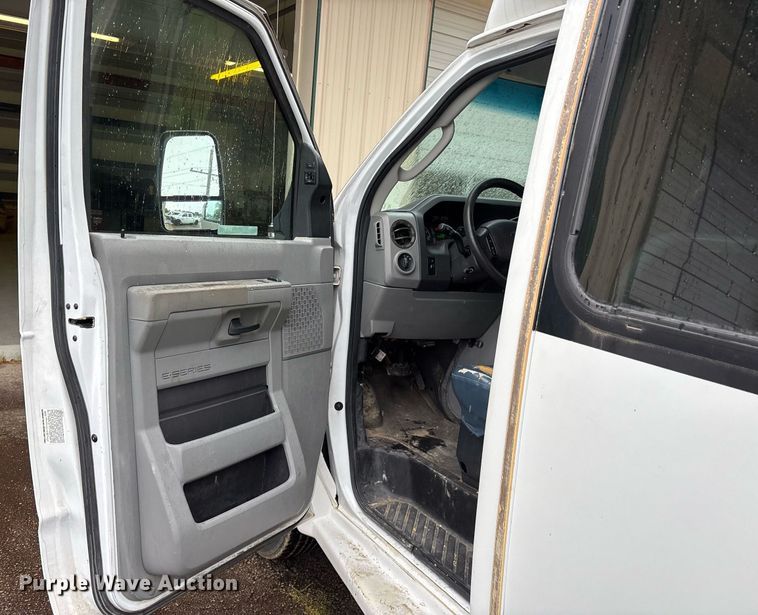 image for item DY0495 2009 Ford E450 shuttle bus