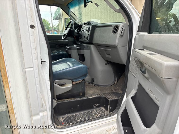 image for item DY0495 2009 Ford E450 shuttle bus