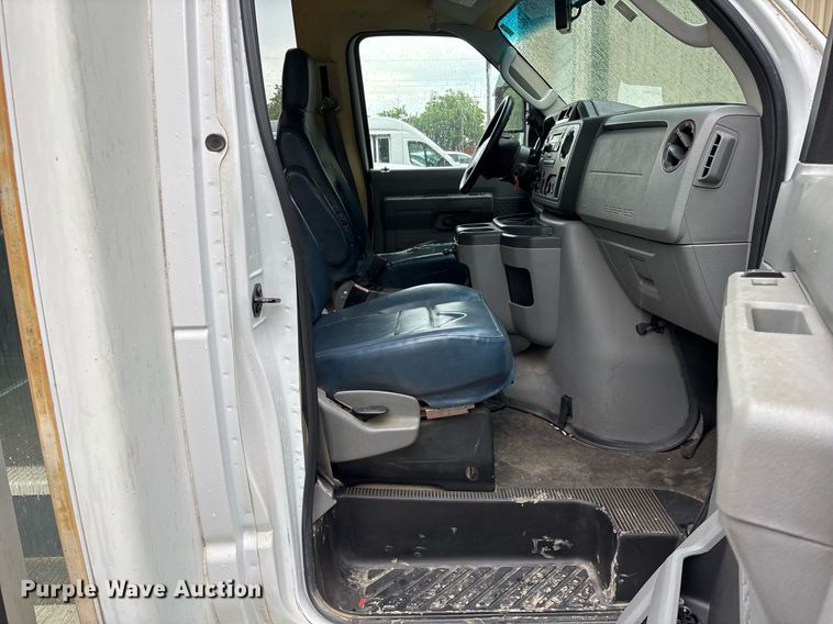 image for item DY0495 2009 Ford E450 shuttle bus