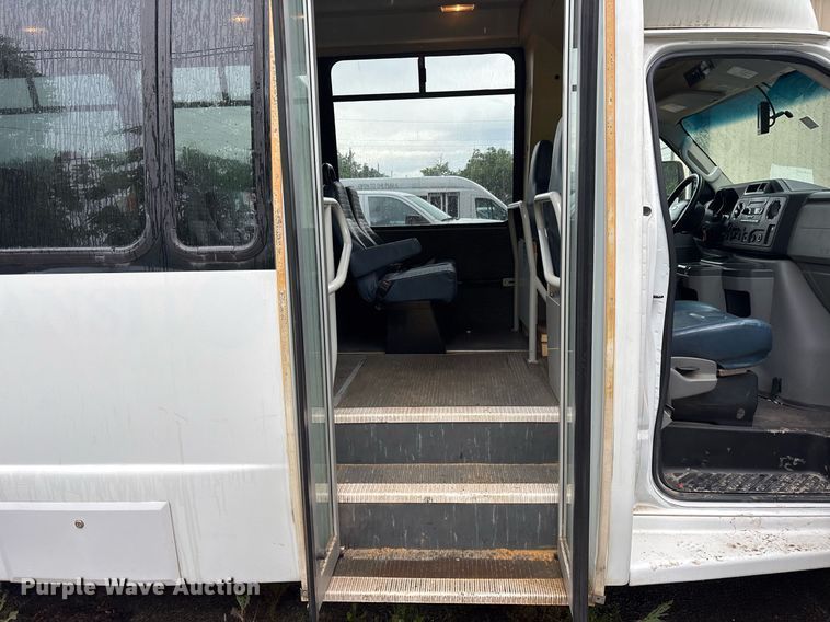 image for item DY0495 2009 Ford E450 shuttle bus