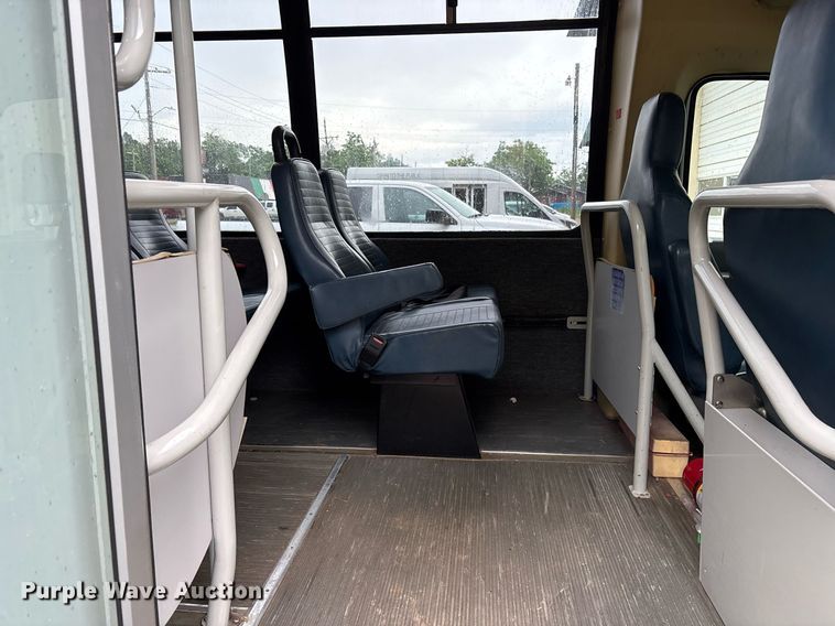 image for item DY0495 2009 Ford E450 shuttle bus