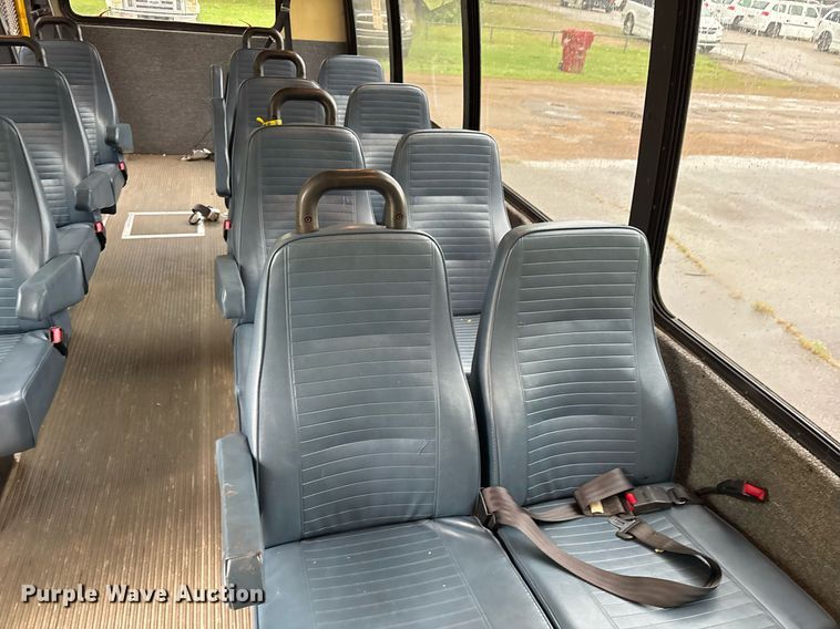 image for item DY0495 2009 Ford E450 shuttle bus