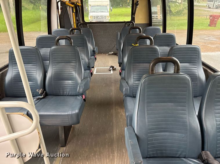 image for item DY0495 2009 Ford E450 shuttle bus