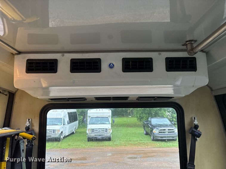 image for item DY0495 2009 Ford E450 shuttle bus