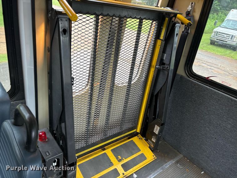 image for item DY0495 2009 Ford E450 shuttle bus