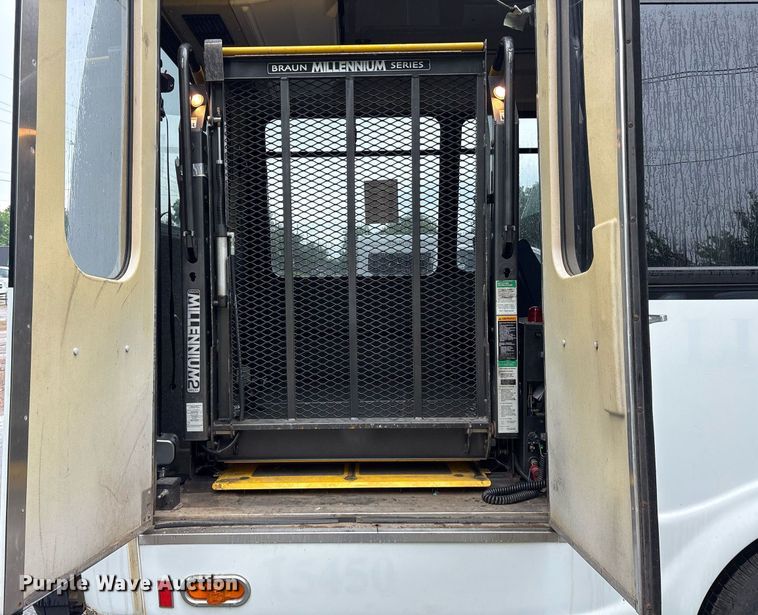 image for item DY0495 2009 Ford E450 shuttle bus