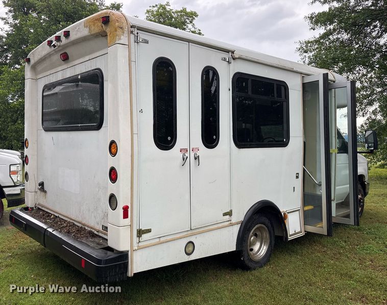 image for item DY0497 2012 Ford E350 shuttle bus