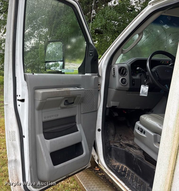 image for item DY0497 2012 Ford E350 shuttle bus